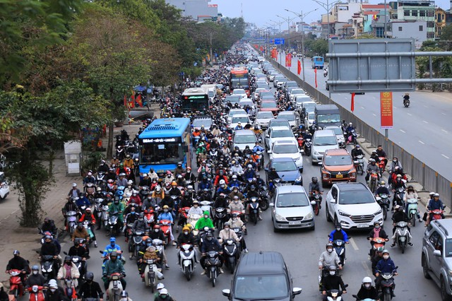 Ngày cuối cùng kỳ nghỉ Tết: Người dân lỉnh kỉnh túi lớn túi nhỏ quay lại Hà Nội và TP.HCM, nhiều tuyến đường ùn tắc- Ảnh 3. Ngày cuối cùng kỳ nghỉ Tết: Người dân lỉnh kỉnh túi lớn túi nhỏ quay lại Hà Nội và TP.HCM, nhiều tuyến đường ùn tắc- Ảnh 3.