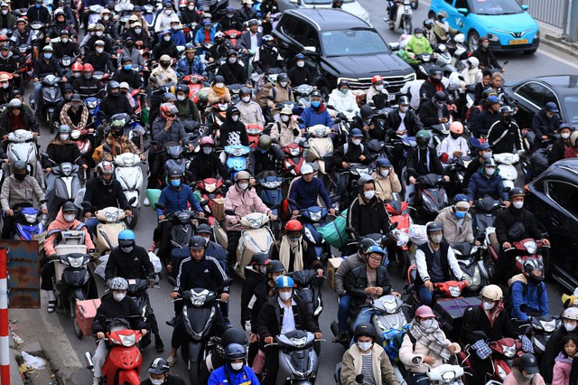 Ngày cuối cùng kỳ nghỉ Tết: Người dân lỉnh kỉnh túi lớn túi nhỏ quay lại Hà Nội và TP.HCM, nhiều tuyến đường ùn tắc- Ảnh 1. Ngày cuối cùng kỳ nghỉ Tết: Người dân lỉnh kỉnh túi lớn túi nhỏ quay lại Hà Nội và TP.HCM, nhiều tuyến đường ùn tắc- Ảnh 1.