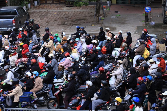 Ngày cuối cùng kỳ nghỉ Tết: Người dân lỉnh kỉnh túi lớn túi nhỏ quay lại Hà Nội và TP.HCM, nhiều tuyến đường ùn tắc- Ảnh 2. Ngày cuối cùng kỳ nghỉ Tết: Người dân lỉnh kỉnh túi lớn túi nhỏ quay lại Hà Nội và TP.HCM, nhiều tuyến đường ùn tắc- Ảnh 2.
