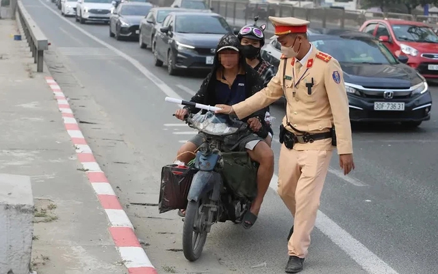 Không chỉ bị tính lãi chậm nộp, tài xế còn gặp những rủi ro sau nếu không nộp phạt vi phạm giao thông- Ảnh 1.