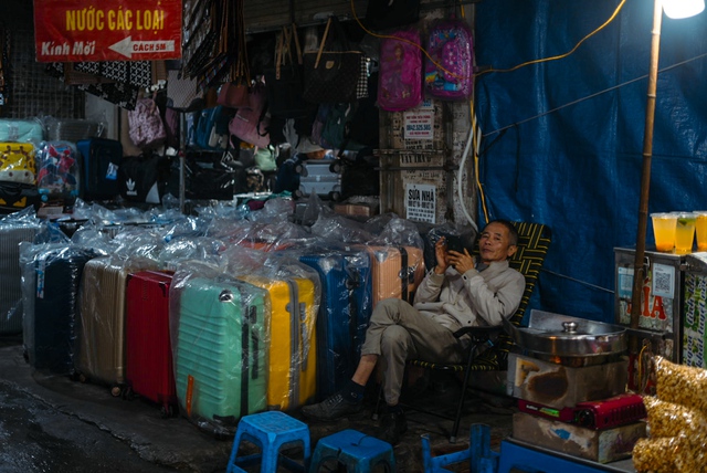 Sự lụi tàn nơi "thiên đường" mua sắm một thời của sinh viên Hà Nội- Ảnh 2.