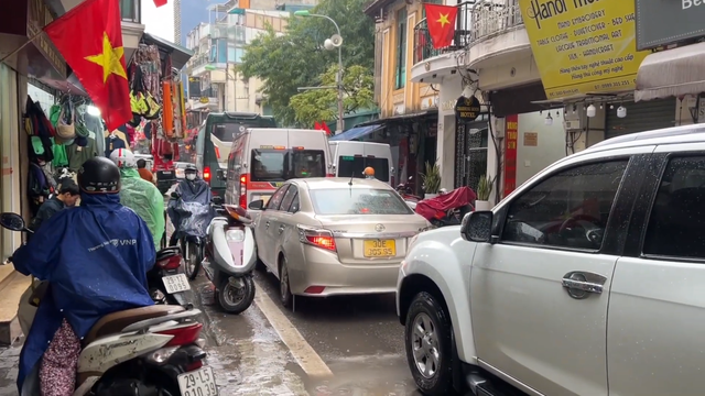 Chuyện mỗi ngày ở phố cổ Hà Nội: Người dân chen chúc “điền vào chỗ trống”, vượt qua hàng dài xe khách "bao trọn" con phố- Ảnh 4.