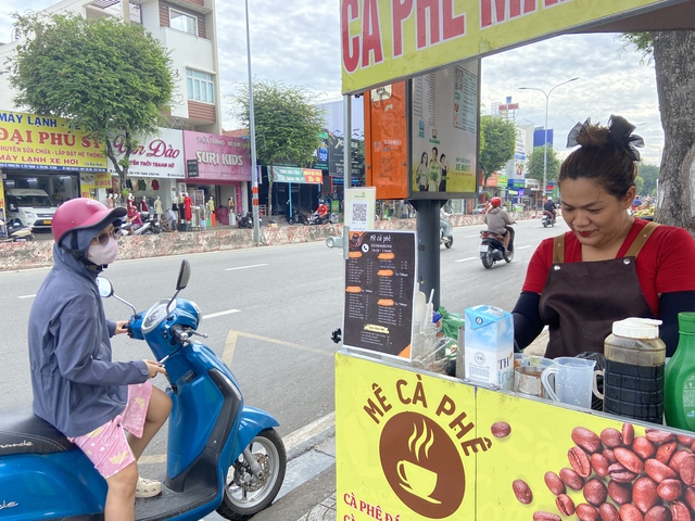 Xe cà phê nhỏ của hai mẹ con và điều kỳ diệu giữa lòng Sài Gòn: "Thôi cứ cho đi, đã cái nư của mình đã"- Ảnh 1.