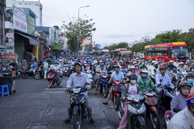 Dân tình nghỉ Tết hơi sâu: Ngày đi làm đầu tiên đường phố vẫn thông thoáng- Ảnh 14.