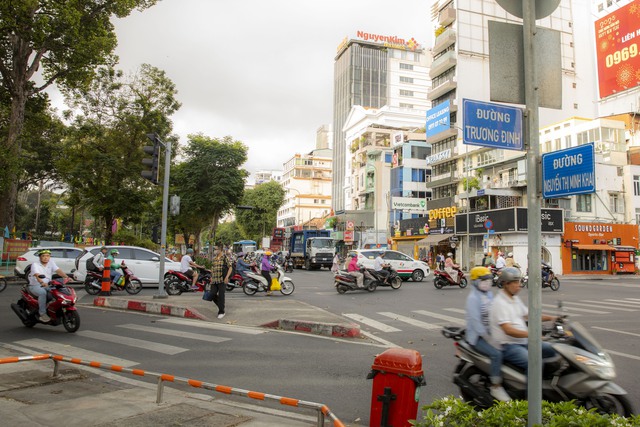 Dân tình nghỉ Tết hơi sâu: Ngày đi làm đầu tiên đường phố vẫn thông thoáng- Ảnh 21.