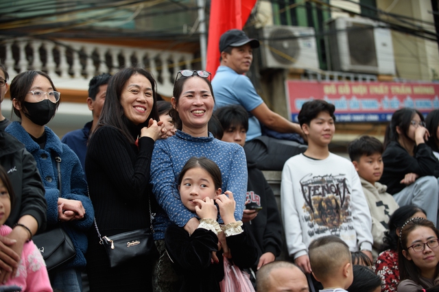 Kịch tính: Trai tráng Hà Nội cởi trần tranh đua quả cầu nặng gần 20kg, người dân hò hét cổ vũ- Ảnh 17.