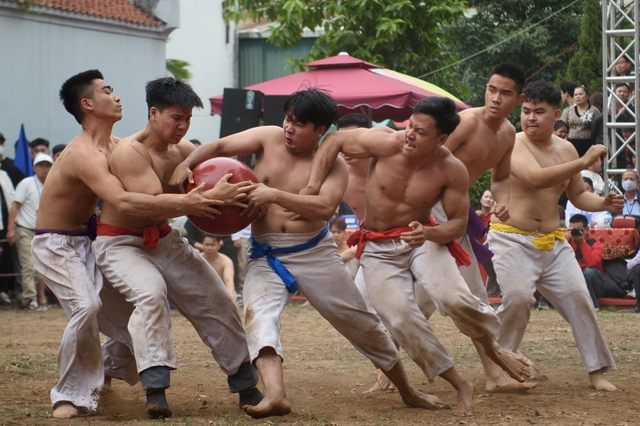 Kịch tính: Trai tráng Hà Nội cởi trần tranh đua quả cầu nặng gần 20kg, người dân hò hét cổ vũ- Ảnh 2.