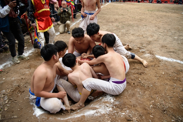 Kịch tính: Trai tráng Hà Nội cởi trần tranh đua quả cầu nặng gần 20kg, người dân hò hét cổ vũ- Ảnh 11.