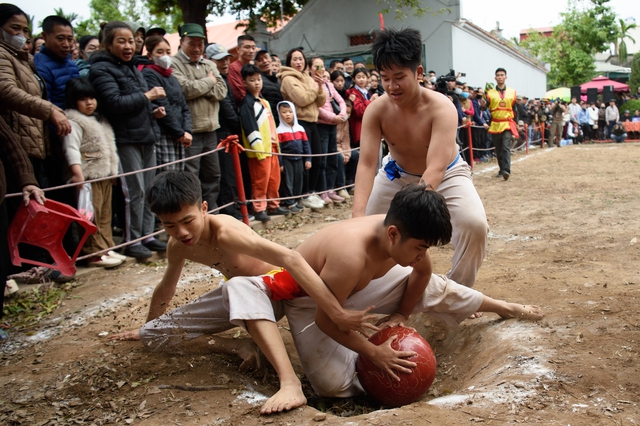 Kịch tính: Trai tráng Hà Nội cởi trần tranh đua quả cầu nặng gần 20kg, người dân hò hét cổ vũ- Ảnh 9.