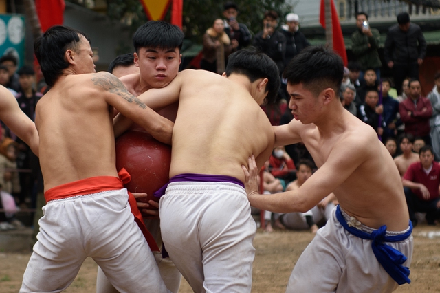 Kịch tính: Trai tráng Hà Nội cởi trần tranh đua quả cầu nặng gần 20kg, người dân hò hét cổ vũ- Ảnh 7.