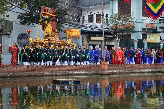 Người dân Hà Nội đội mưa xem trai làng giả gái nhảy điệu “con đĩ đánh bồng”- Ảnh 1.