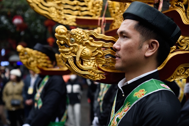 Người dân Hà Nội đội mưa xem trai làng giả gái nhảy điệu “con đĩ đánh bồng”- Ảnh 4.