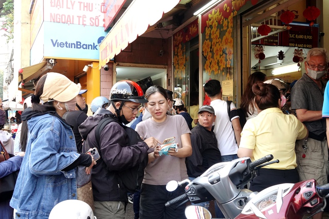 Nhiều bạn trẻ hào hứng xếp hàng mua vàng ngày vía Thần Tài: Mua vàng mỗi tháng, tích... cả hũ chờ ngày lĩnh sổ hưu- Ảnh 19.