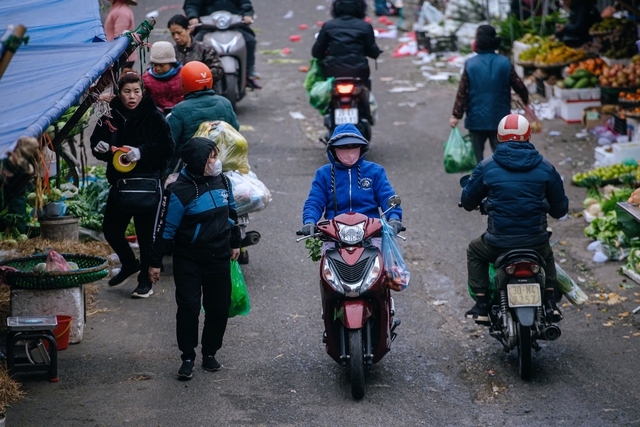 Chùm ảnh Hà Nội những ngày chìm trong giá rét: Phố lớn ngõ nhỏ nhuốm màu trầm tư, hàng quán đốt than củi sưởi ấm- Ảnh 8.