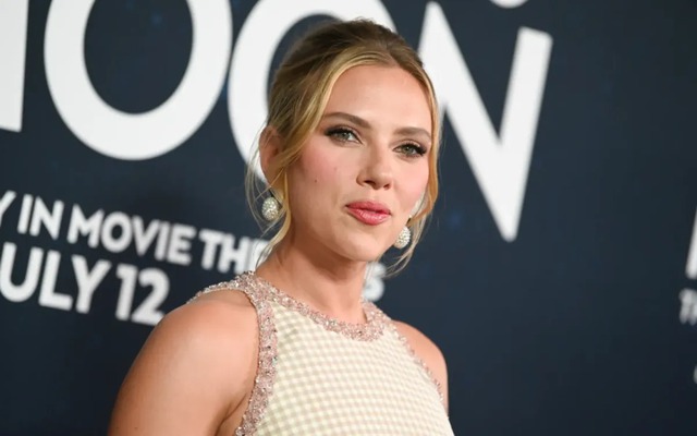 Lý do Scarlett Johansson không chụp ảnh với người hâm mộ- Ảnh 1.