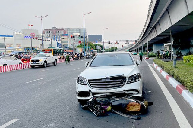 Khoảnh khắc từ trên cao ghi lại toàn cảnh nữ tài xế lái Mercedes tông hàng chục xe máy, 1 nữ sinh tử vong thương tâm- Ảnh 2.