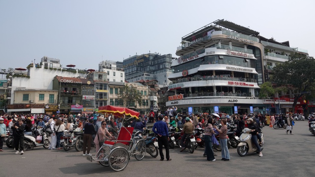 Hàm Cá Mập những ngày cuối cùng bên Hồ Gươm: Một mét vuông, hai người giơ máy!- Ảnh 22.