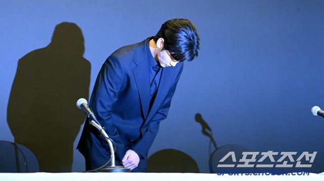 Họp báo khẩn của Kim Soo Hyun: Bật khóc tự nhận là Họp báo khẩn của Kim Soo Hyun: Bật khóc tự nhận là