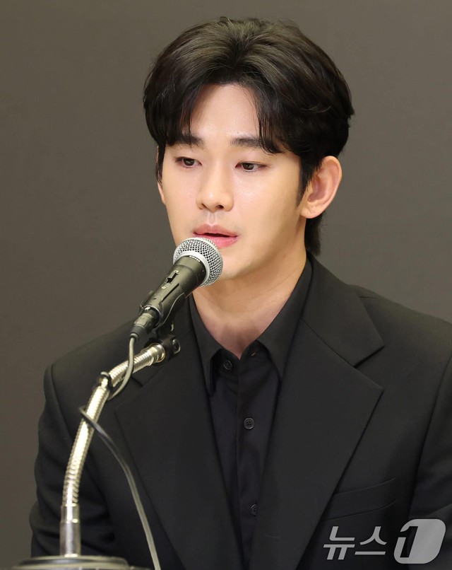 Họp báo khẩn của Kim Soo Hyun: Bật khóc tự nhận là Họp báo khẩn của Kim Soo Hyun: Bật khóc tự nhận là