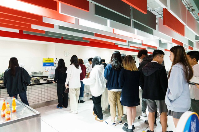 "Đột nhập" canteen trường quốc tế sở hữu kiến trúc đẹp mê: Đồ Âu - đồ Á có đủ, nhìn suất ăn đầy đặn mà ai cũng cồn cào- Ảnh 14.