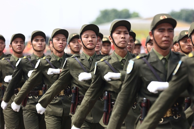 Ấn tượng hình ảnh "thẳng như kẻ chỉ, đều như in": 36 khối quân đội, công an hợp luyện diễu binh khiến ai cũng trầm trồ- Ảnh 8.