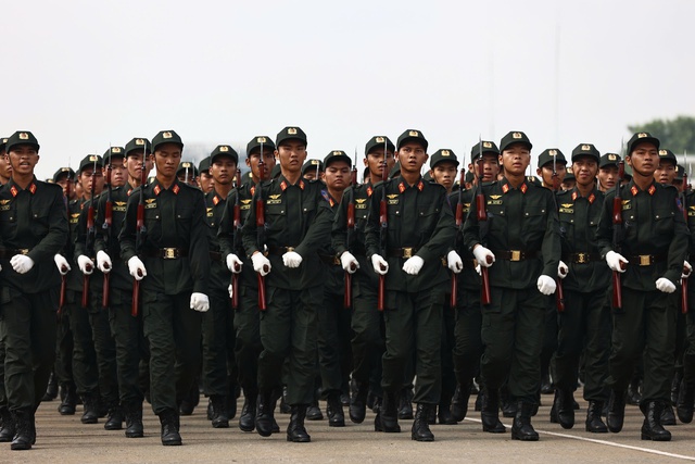 Ấn tượng hình ảnh "thẳng như kẻ chỉ, đều như in": 36 khối quân đội, công an hợp luyện diễu binh khiến ai cũng trầm trồ- Ảnh 6.