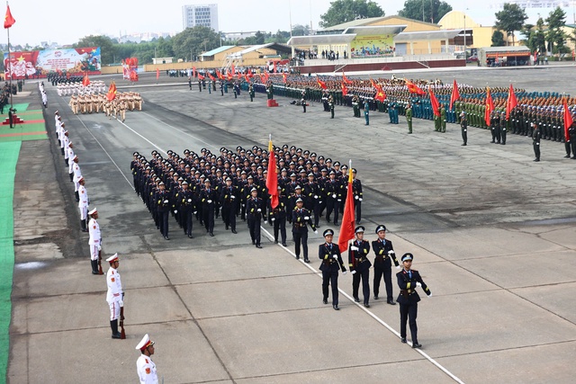 Ấn tượng hình ảnh "thẳng như kẻ chỉ, đều như in": 36 khối quân đội, công an hợp luyện diễu binh khiến ai cũng trầm trồ- Ảnh 3.