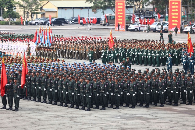 Ấn tượng hình ảnh "thẳng như kẻ chỉ, đều như in": 36 khối quân đội, công an hợp luyện diễu binh khiến ai cũng trầm trồ- Ảnh 5.