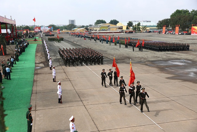 Ấn tượng hình ảnh "thẳng như kẻ chỉ, đều như in": 36 khối quân đội, công an hợp luyện diễu binh khiến ai cũng trầm trồ- Ảnh 4.