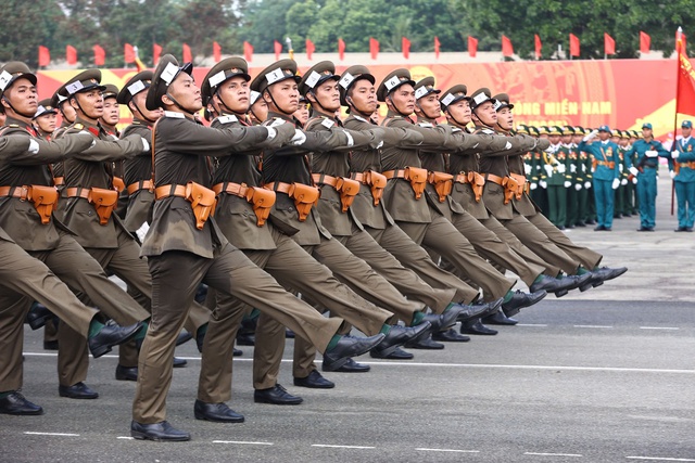 Ấn tượng hình ảnh "thẳng như kẻ chỉ, đều như in": 36 khối quân đội, công an hợp luyện diễu binh khiến ai cũng trầm trồ- Ảnh 7.
