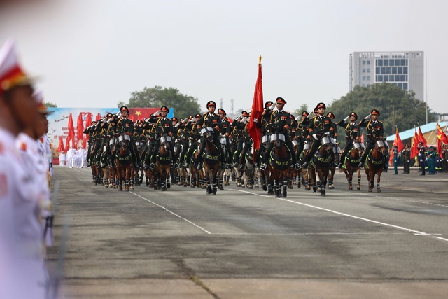 Ấn tượng hình ảnh "thẳng như kẻ chỉ, đều như in": 36 khối quân đội, công an hợp luyện diễu binh khiến ai cũng trầm trồ- Ảnh 23.