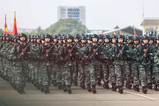 Ấn tượng hình ảnh "thẳng như kẻ chỉ, đều như in": 36 khối quân đội, công an hợp luyện diễu binh khiến ai cũng trầm trồ- Ảnh 22.
