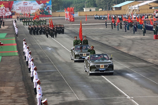 Ấn tượng hình ảnh "thẳng như kẻ chỉ, đều như in": 36 khối quân đội, công an hợp luyện diễu binh khiến ai cũng trầm trồ- Ảnh 1.