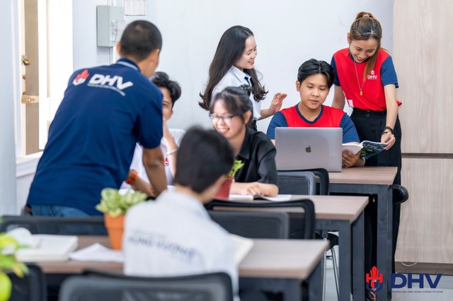Học bổng “Hào Khí Hùng Vương” & “Đôi Bạn Cùng Tiến” 2025: Đồng hành cùng Gen Z đến giảng đường- Ảnh 3. Học bổng “Hào Khí Hùng Vương” & “Đôi Bạn Cùng Tiến” 2025: Đồng hành cùng Gen Z đến giảng đường- Ảnh 3.
