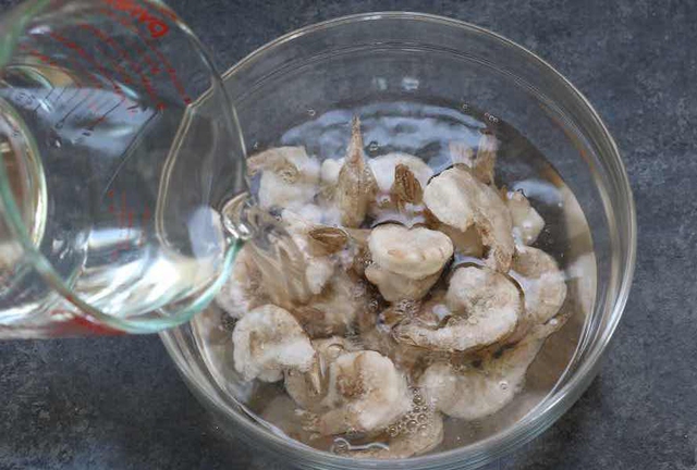 Bạn có thường rã đông tôm kiểu này không? Bác sĩ thở dài: Chẳng trách ăn không ngon còn mất bao dinh dưỡng!- Ảnh 2.