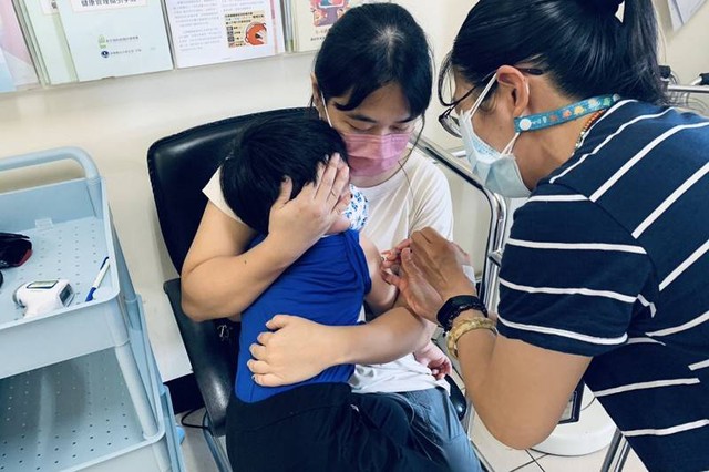 Bỏ lỡ lịch tiêm hoặc chưa thể tiêm vắc xin sởi, cần làm gì để bảo vệ trẻ trước nguy cơ mắc bệnh?- Ảnh 1.