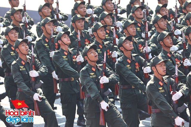 Trực tiếp đại lễ 30/4: Đoàn diễu binh bắt đầu di chuyển qua nhiều tuyến đường, chiến sĩ đi giữa vòng tay người dân- Ảnh 124.