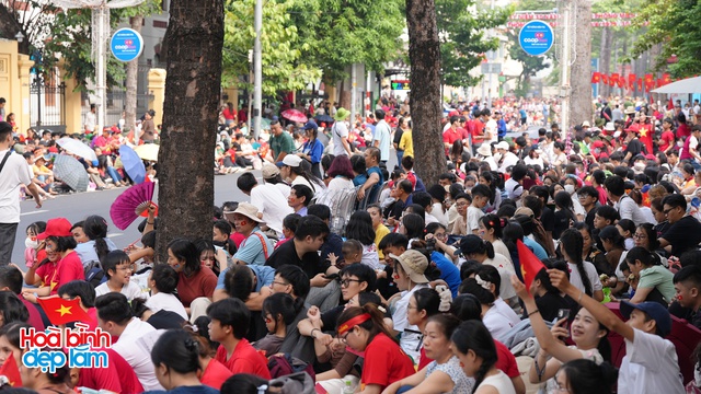 Trực tiếp đại lễ 30/4: Đoàn diễu binh bắt đầu di chuyển qua nhiều tuyến đường, chiến sĩ đi giữa vòng tay người dân- Ảnh 116.