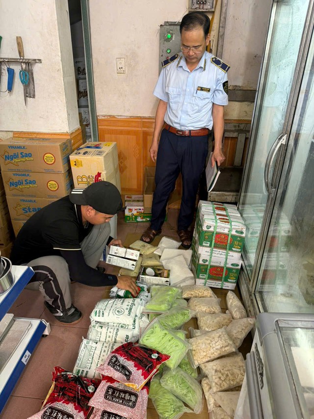 Hàng trăm gói cùi bưởi, trà thái, khoai dẻo... bị buộc tiêu huỷ vì không rõ nguồn gốc, xuất xứ- Ảnh 2.