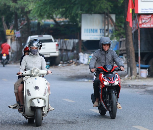 Hình ảnh lạ thường được ghi nhận tại Hà Nội vào buổi sáng sớm đầu tuần- Ảnh 4.