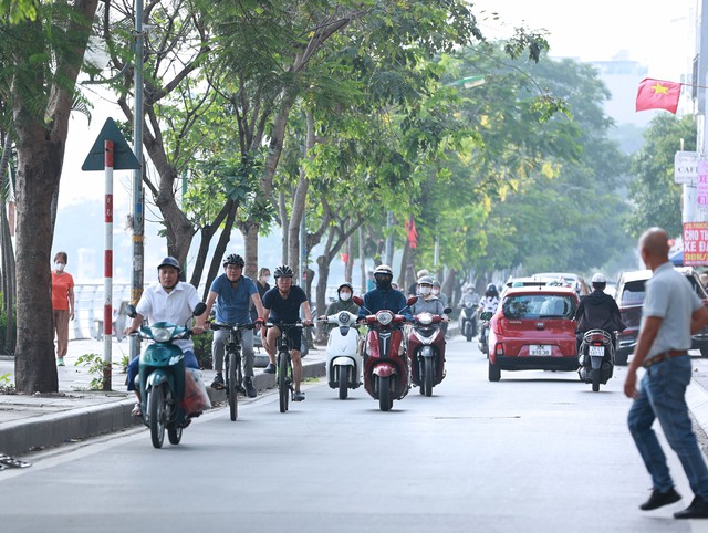 Hình ảnh lạ thường được ghi nhận tại Hà Nội vào buổi sáng sớm đầu tuần- Ảnh 1.