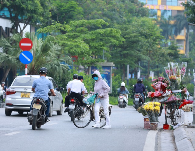 Hình ảnh lạ thường được ghi nhận tại Hà Nội vào buổi sáng sớm đầu tuần- Ảnh 7.
