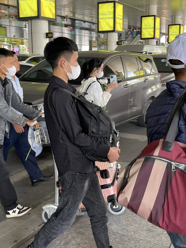 Xót xa khoảnh khắc đón tro cốt 4 lao động Việt tử vong ở Đài Loan: Người thân quỵ ngã, nước mắt nghẹn ngào ngay tại sân bay- Ảnh 5. Xót xa khoảnh khắc đón tro cốt 4 lao động Việt tử vong ở Đài Loan: Người thân quỵ ngã, nước mắt nghẹn ngào ngay tại sân bay- Ảnh 5.