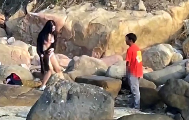 Người đàn ông có hành vi biến thái trước mặt cô gái trẻ ở bờ biển Nha Trang gây phẫn nộ- Ảnh 1.