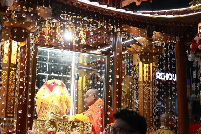 Toàn cảnh ngày rước xá lợi Phật về Chùa Quán Sứ ở Hà Nội- Ảnh 20.