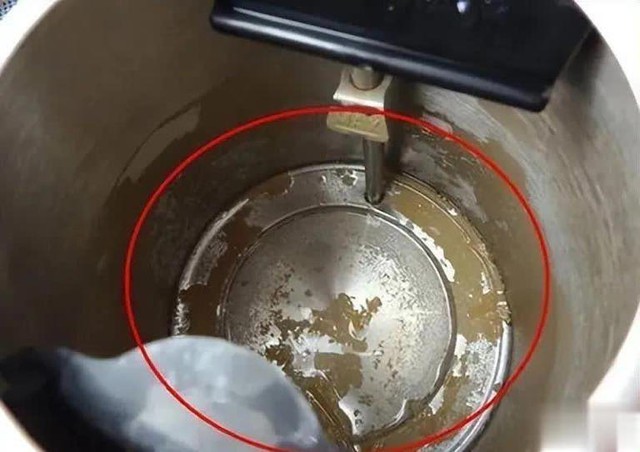 Nói thật: 3 thói quen dùng ấm đun siêu tốc đe dọa sức khỏe cả gia đình, nhiều người mắc phải không hay biết- Ảnh 1.