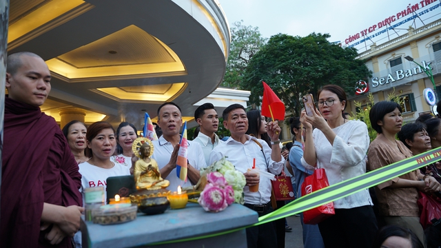 Toàn cảnh ngày rước xá lợi Phật về Chùa Quán Sứ ở Hà Nội- Ảnh 42.