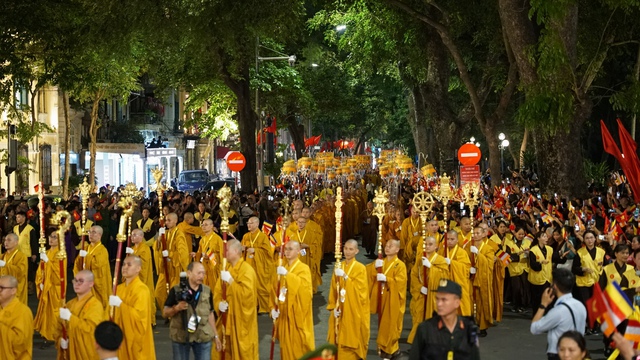 Hà Nội: Đoàn cung rước Xá Lợi Đức Phật trang nghiêm di chuyển dọc các tuyến phố khu vực Hoàn Kiếm- Ảnh 4.