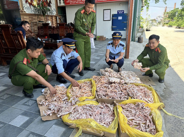 Phát hiện gần 500kg chân gà, đuôi lợn không rõ nguồn gốc trong kho của công ty thực phẩm sạch- Ảnh 1.