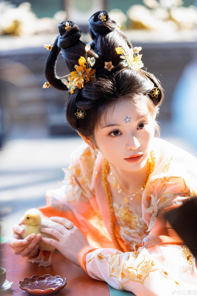 Công chúa đẹp nhất Trung Quốc hiện tại gây khó hiểu khi so ảnh mặt mộc với mặt makeup- Ảnh 3.